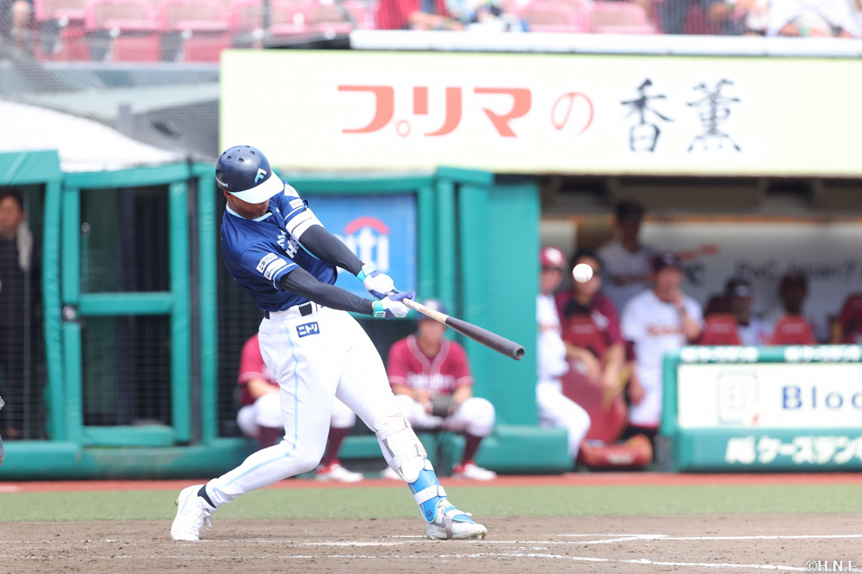 4回表、レフトへ先制の適時二塁打を放つ万波選手01
