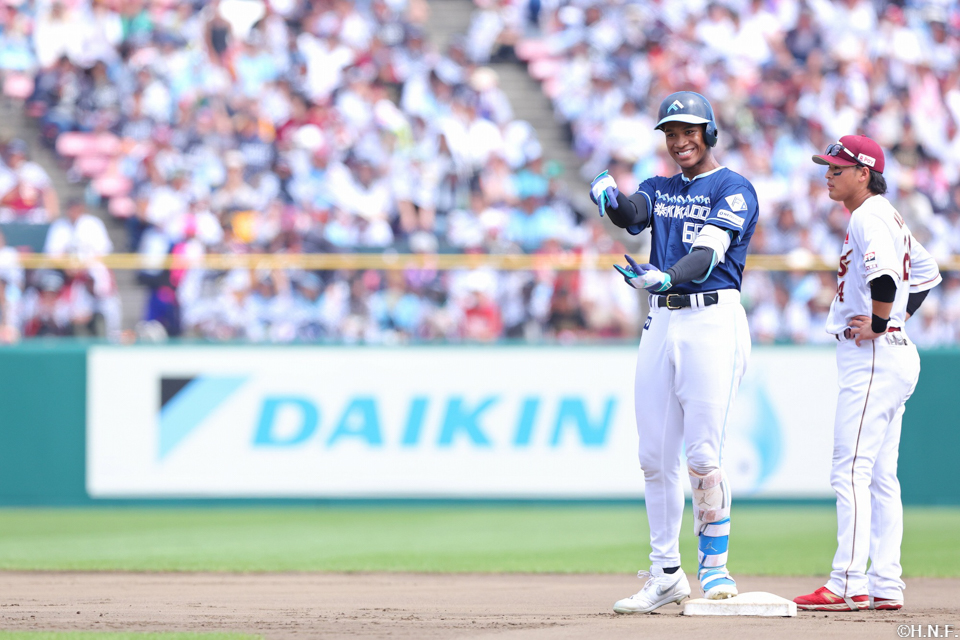 4回表、レフトへ先制の適時二塁打を放つ万波選手02