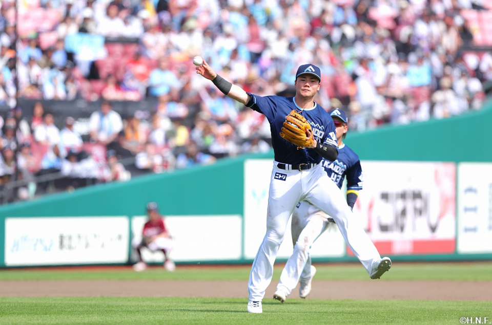 5回裏、好守をみせる清宮選手