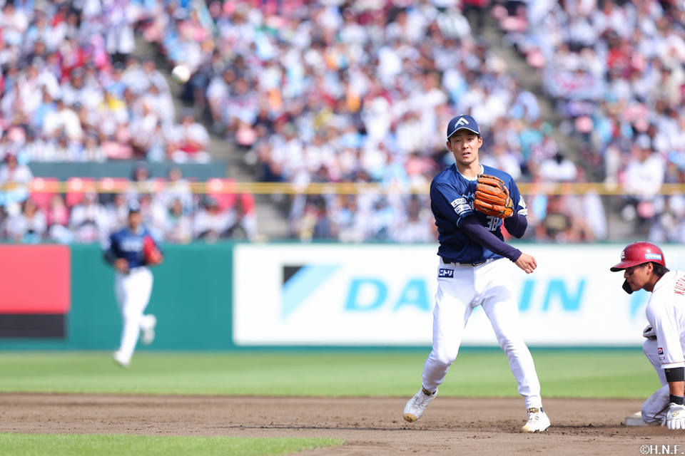 6回裏、併殺を完成させる石井選手