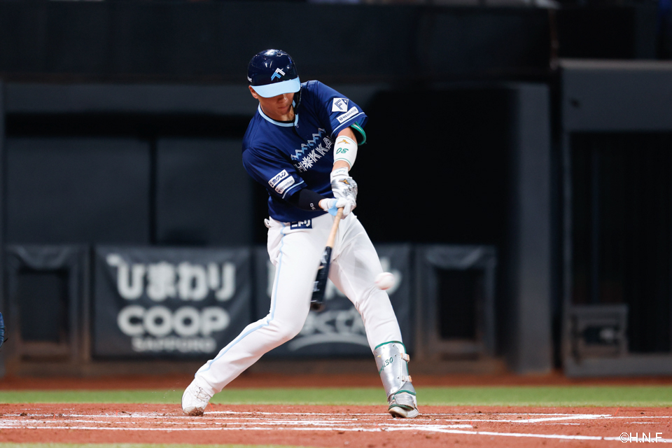 2回裏、レフトへヒットを放つ郡司選手01