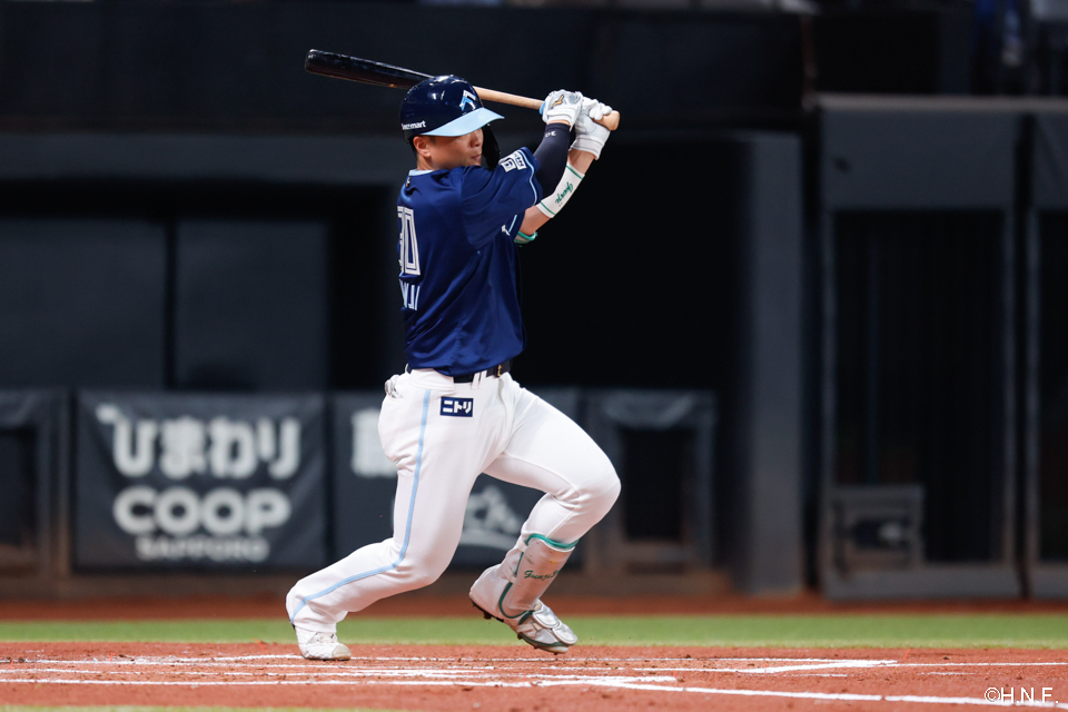 2回裏、レフトへヒットを放つ郡司選手02