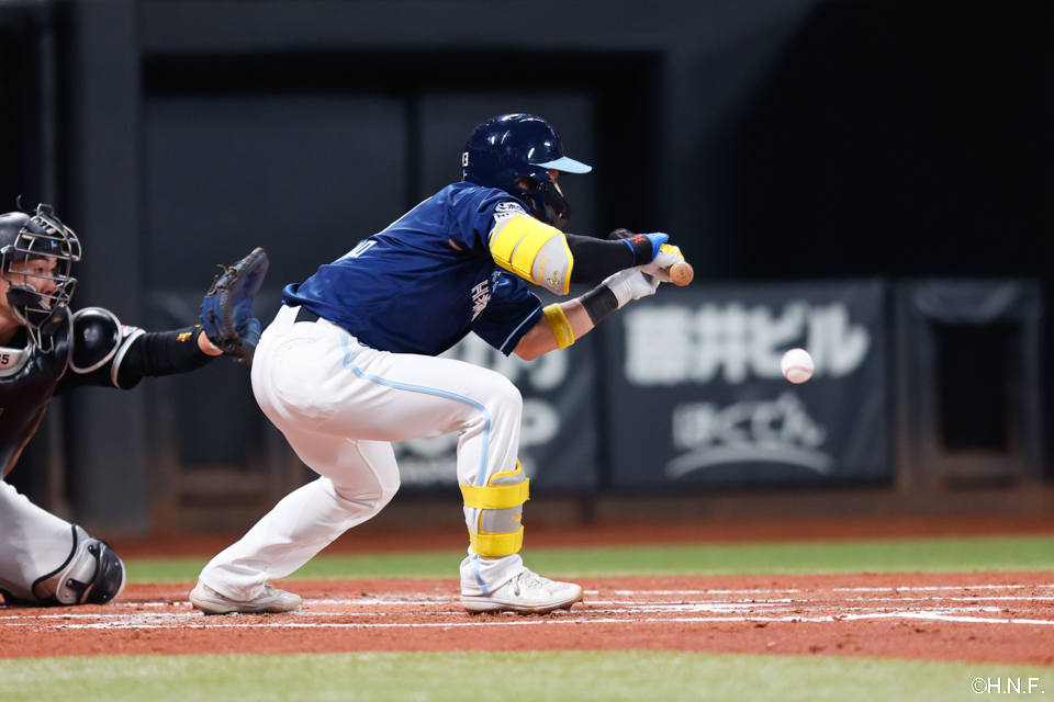 2回裏、セーフティバントを決める水野選手
