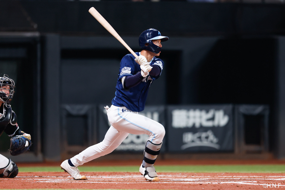 2回裏、2点適時二塁打を放つ石井選手01