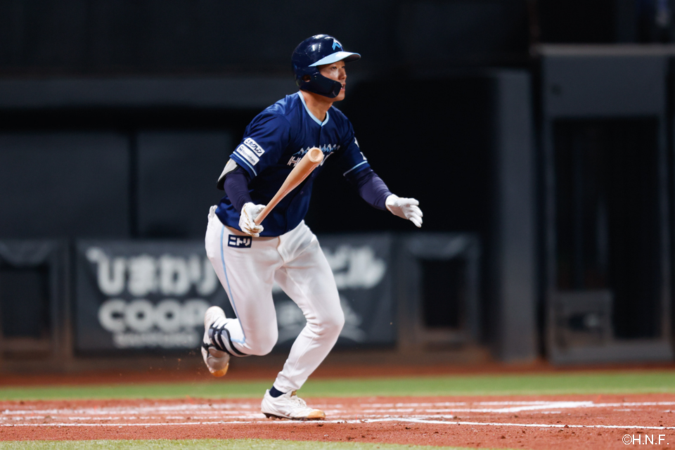 2回裏、2点適時二塁打を放つ石井選手02