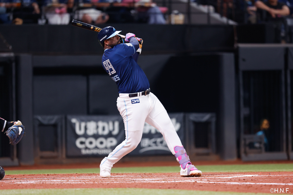 3回裏、センターへ適時打を放つレイエス選手01