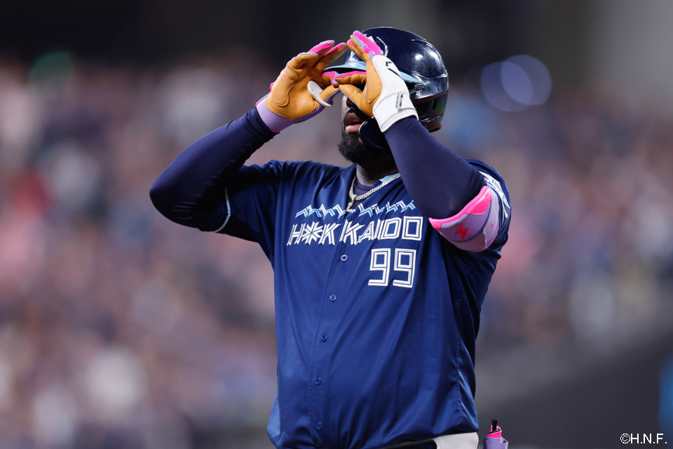 3回裏、センターへ適時打を放つレイエス選手02