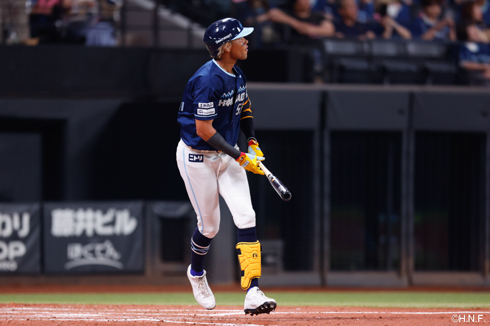 4回裏、レフトへ本塁打を放つ水谷選手02