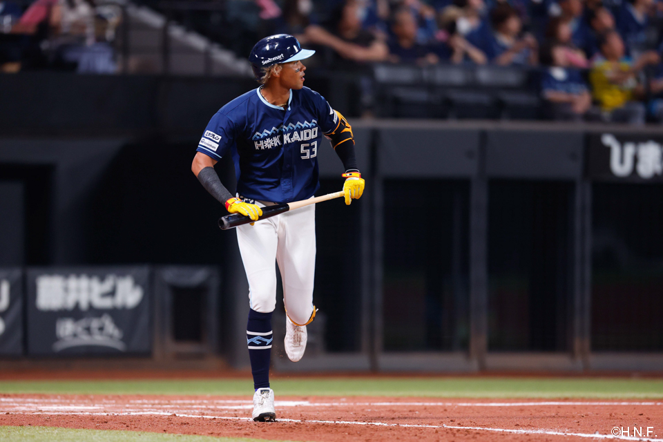 4回裏、レフトへ本塁打を放つ水谷選手03