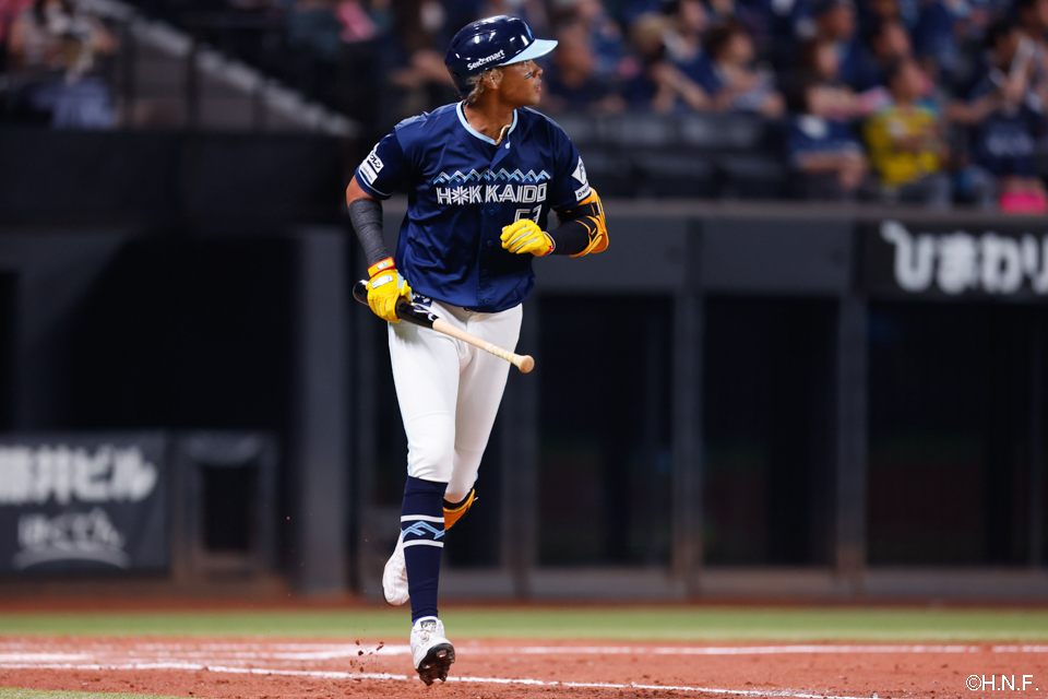 4回裏、レフトへ本塁打を放つ水谷選手04