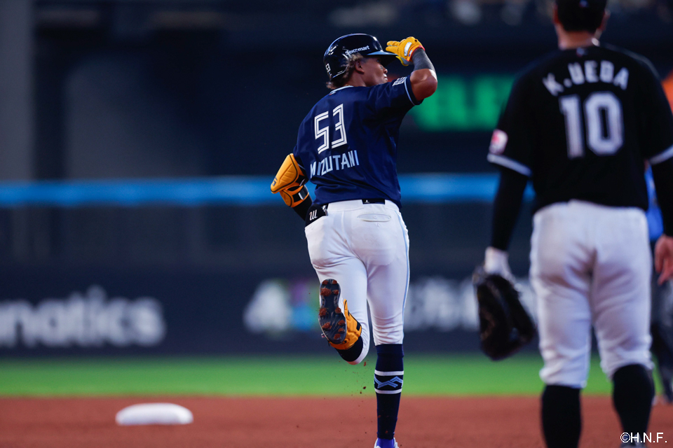 4回裏、レフトへ本塁打を放つ水谷選手05