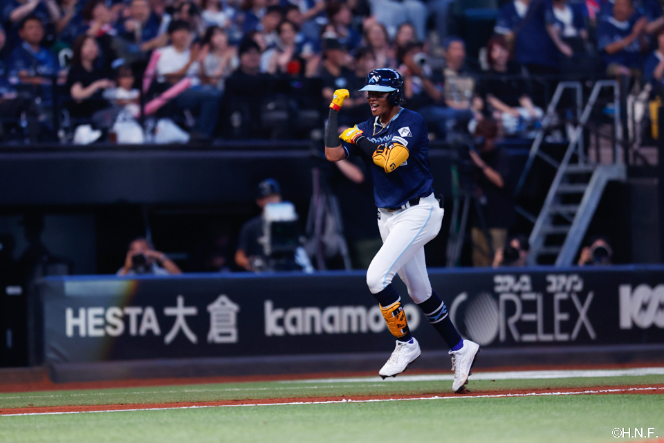 4回裏、レフトへ本塁打を放つ水谷選手06