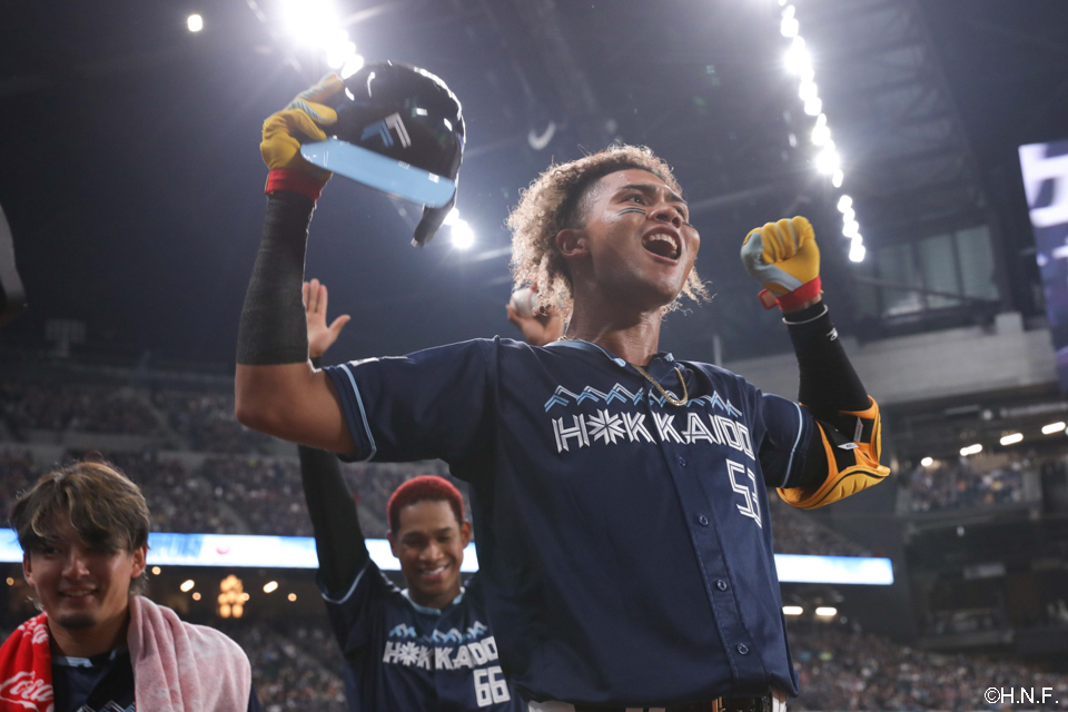 4回裏、レフトへ本塁打を放つ水谷選手08