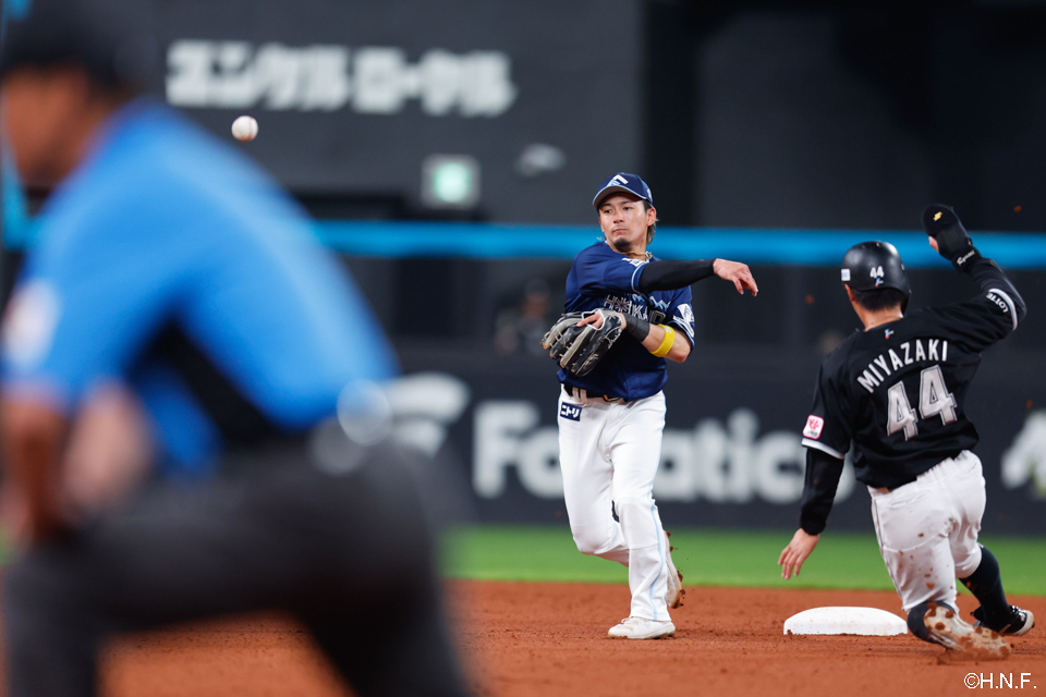 6回表、併殺を完成させる水野選手