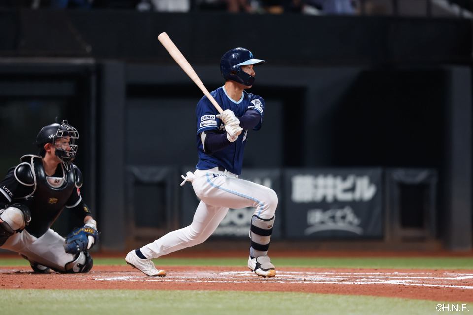 6回裏、ライトへヒットを放つ石井選手