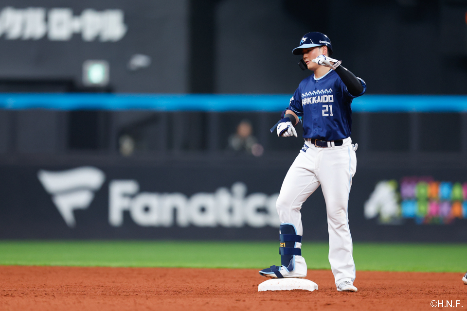 7回裏、センターへ二塁打を放つ清宮選手
