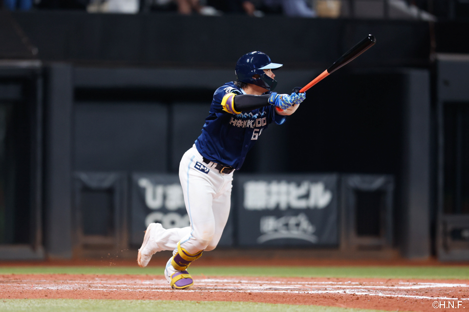 8回裏、レフトへヒットを放つ田宮選手