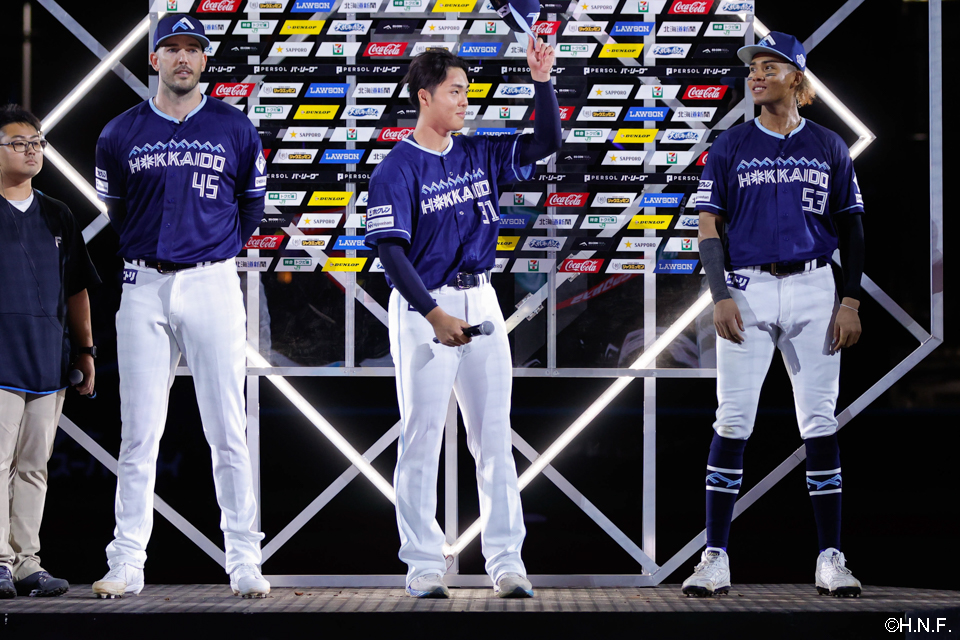 ヒーローのバーヘイゲン投手、柴田投手、水谷選手01