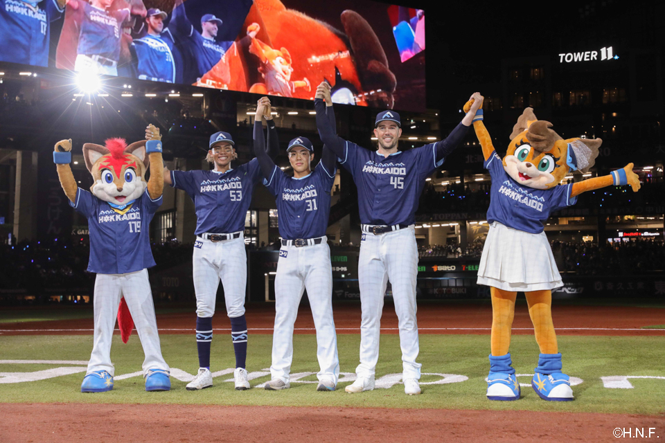 ヒーローのバーヘイゲン投手、柴田投手、水谷選手03