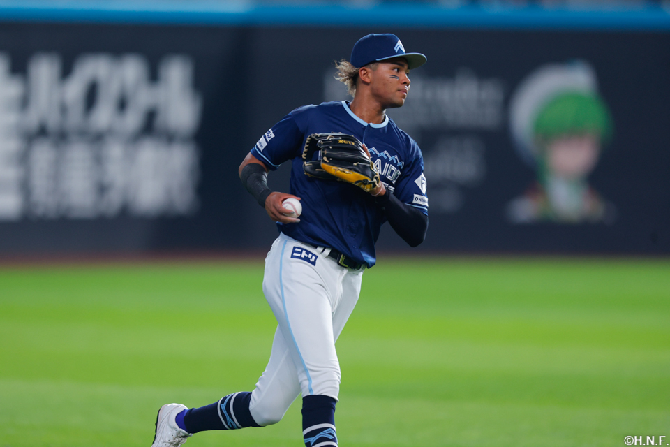 1回表、左飛を捕球した水谷選手