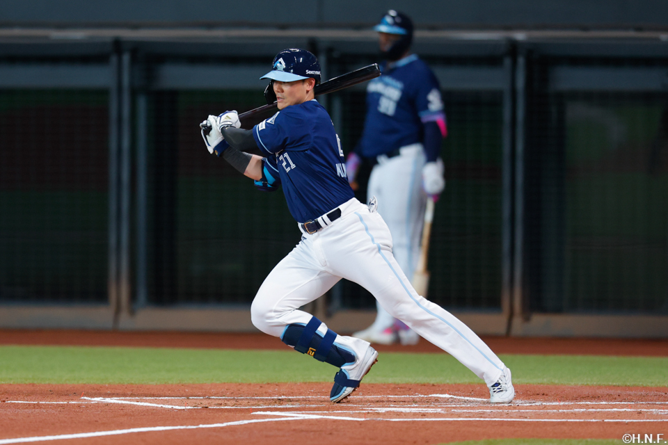 1回裏、センターへヒットを放つ清宮選手