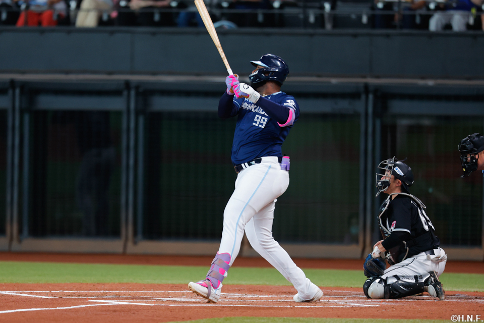 1回裏、ライトへ先制適時打を放つレイエス選手