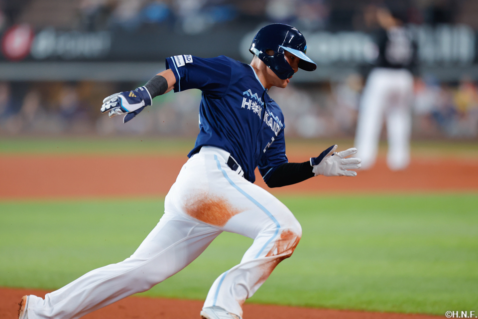 1回裏、本塁を狙う清宮選手