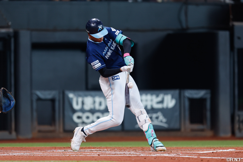 2回裏、センターへヒットを放つ万波選手01