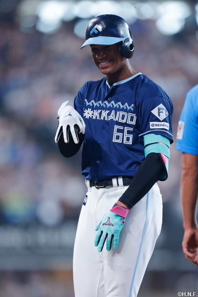 2回裏、センターへヒットを放つ万波選手02