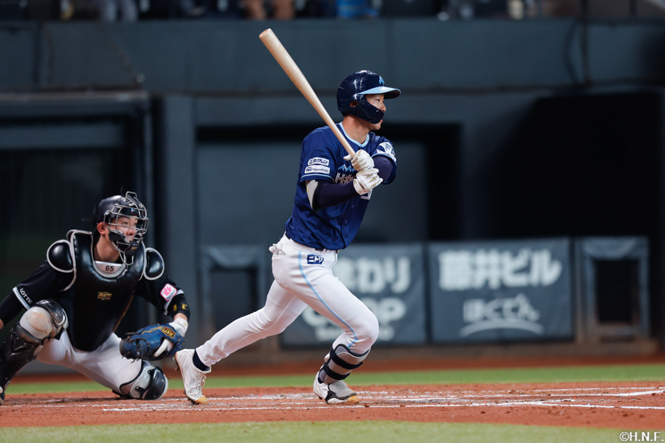 2回裏、ライトへヒットを放つ石井選手01