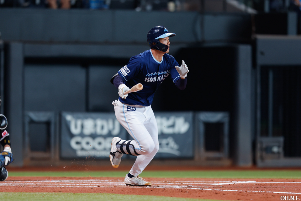 2回裏、ライトへヒットを放つ石井選手02