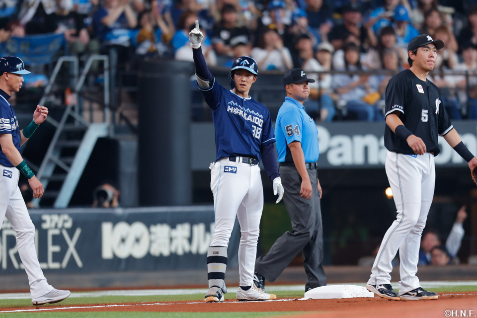 2回裏、ライトへヒットを放つ石井選手03