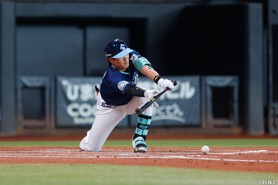 2回裏、適時犠打をきめる伏見選手