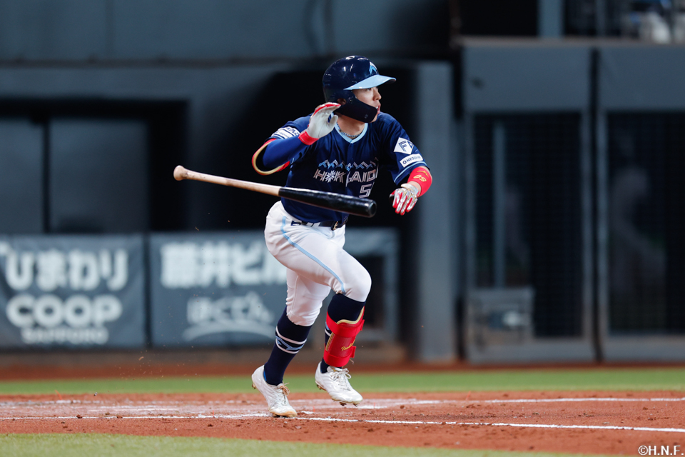 2回裏、ライトへヒットを放つ五十幡選手01