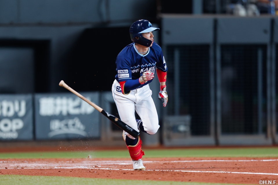 2回裏、ライトへヒットを放つ五十幡選手02