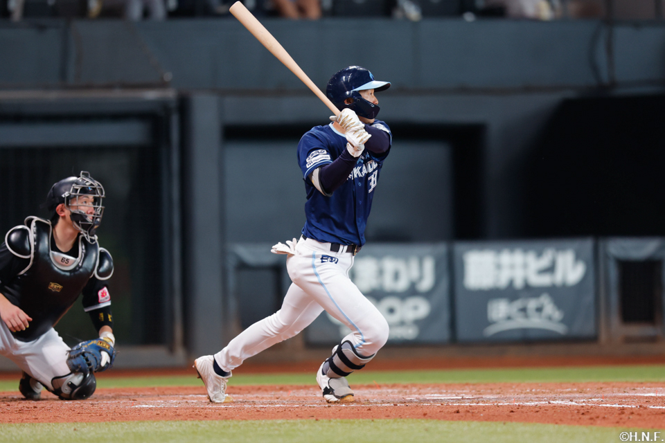 4回裏、センターへ二塁打を放つ石井選手