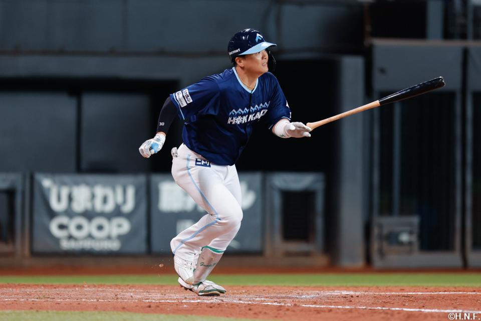 5回裏、セカンドへヒットを放つ郡司選手