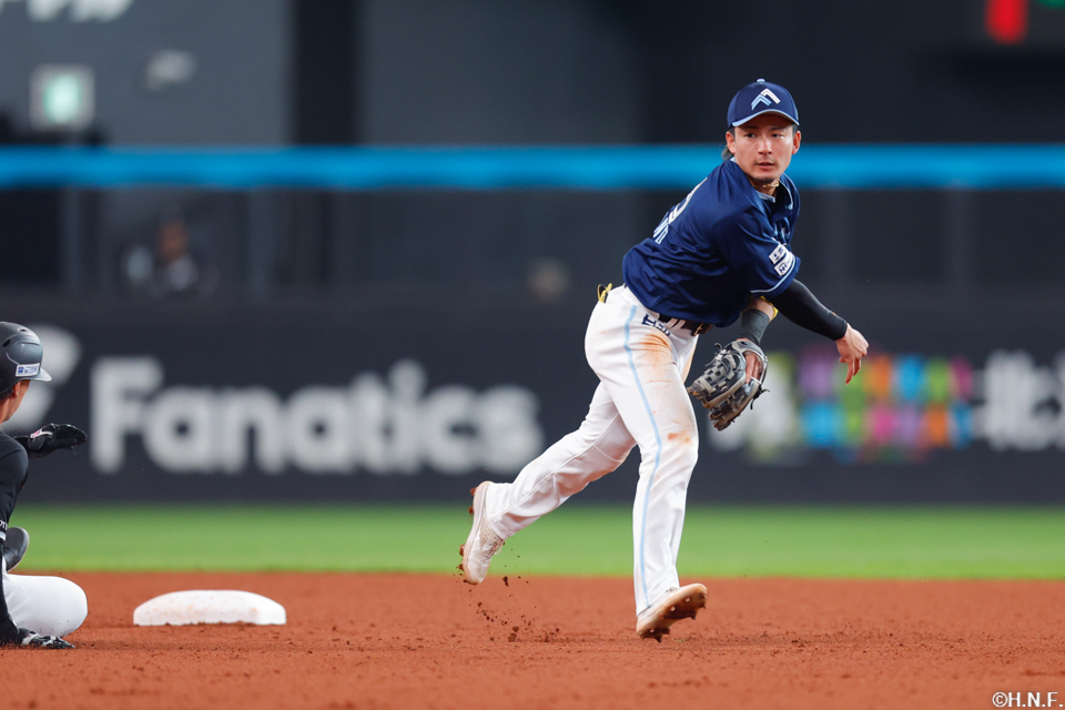 7回表、併殺を完成させる水野選手