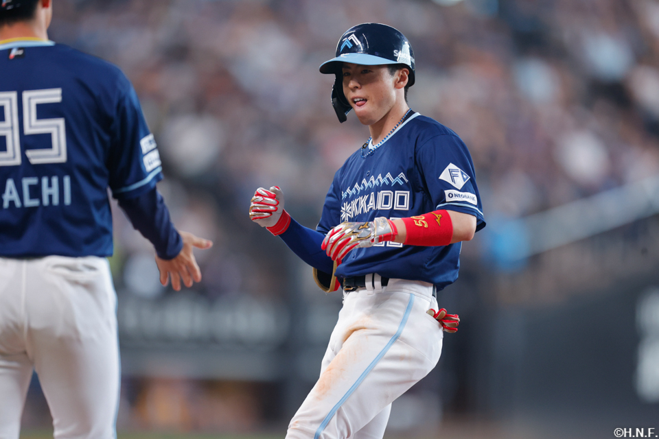 7回裏、レフトへヒットを放つ五十幡選手