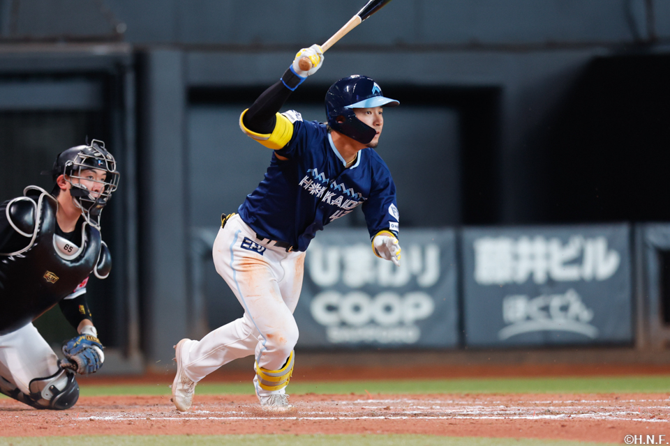 7回裏、ライトへ適時打を放つ水野選手