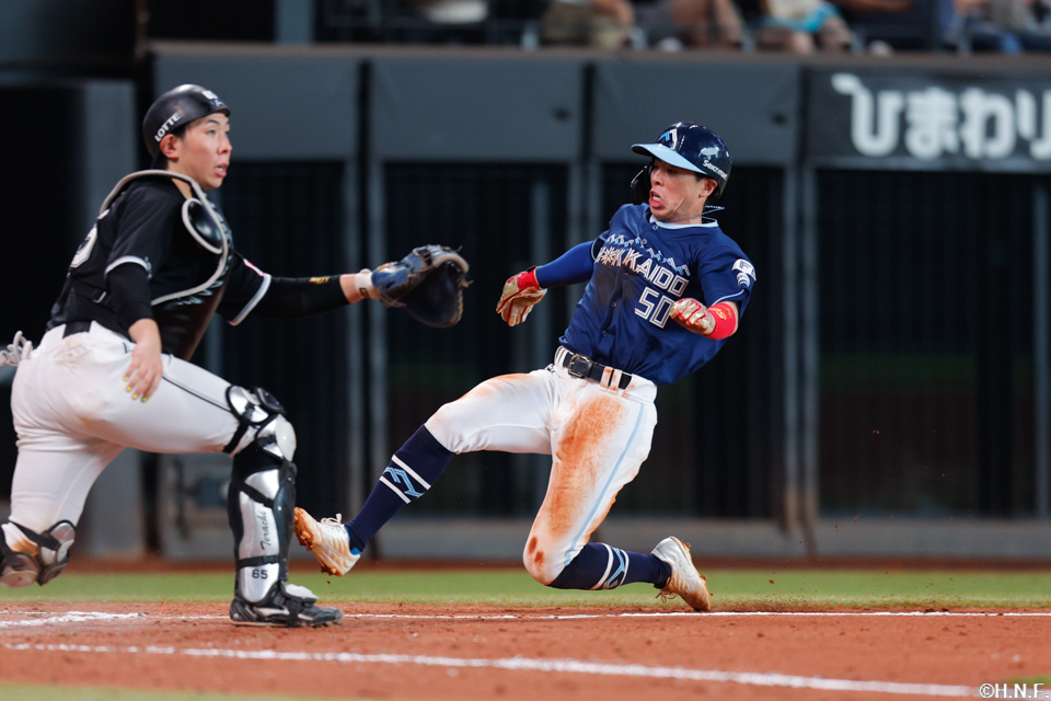 7回裏、生還する五十幡選手01