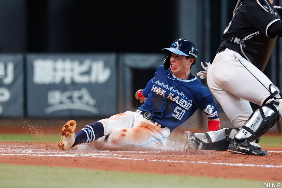 7回裏、生還する五十幡選手02