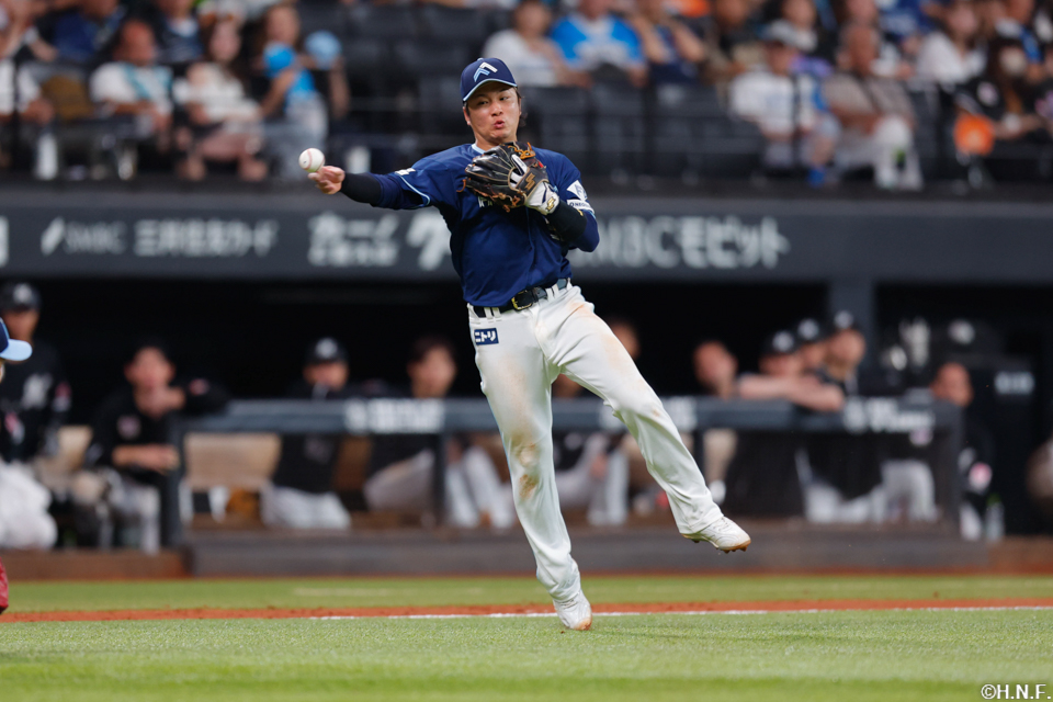 11回表、一塁へ送球する奈良間選手
