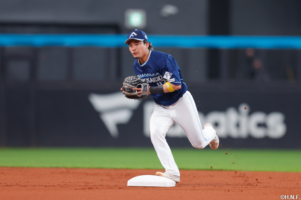 1回表、併殺を完成させる水野選手