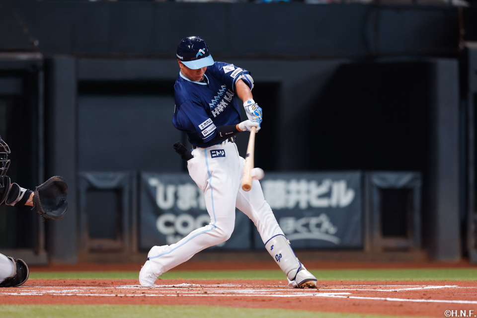 1回裏、レフトへヒットを放つ松本剛選手01