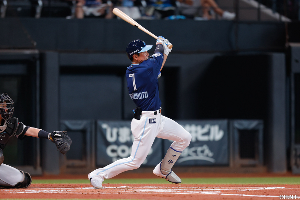 1回裏、レフトへヒットを放つ松本剛選手02