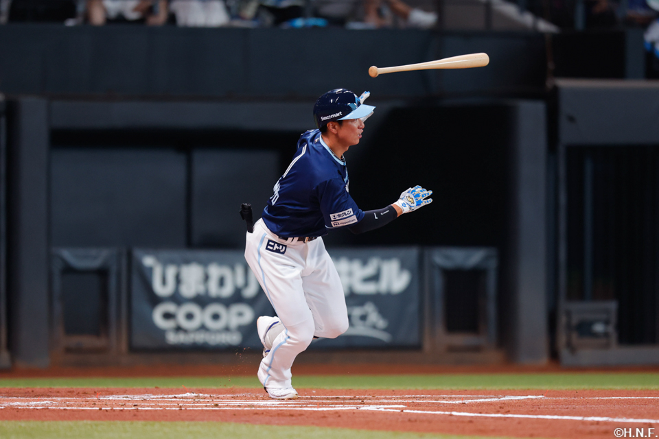 1回裏、レフトへヒットを放つ松本剛選手03