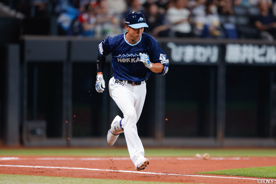 1回裏、レフトへヒットを放つ松本剛選手04