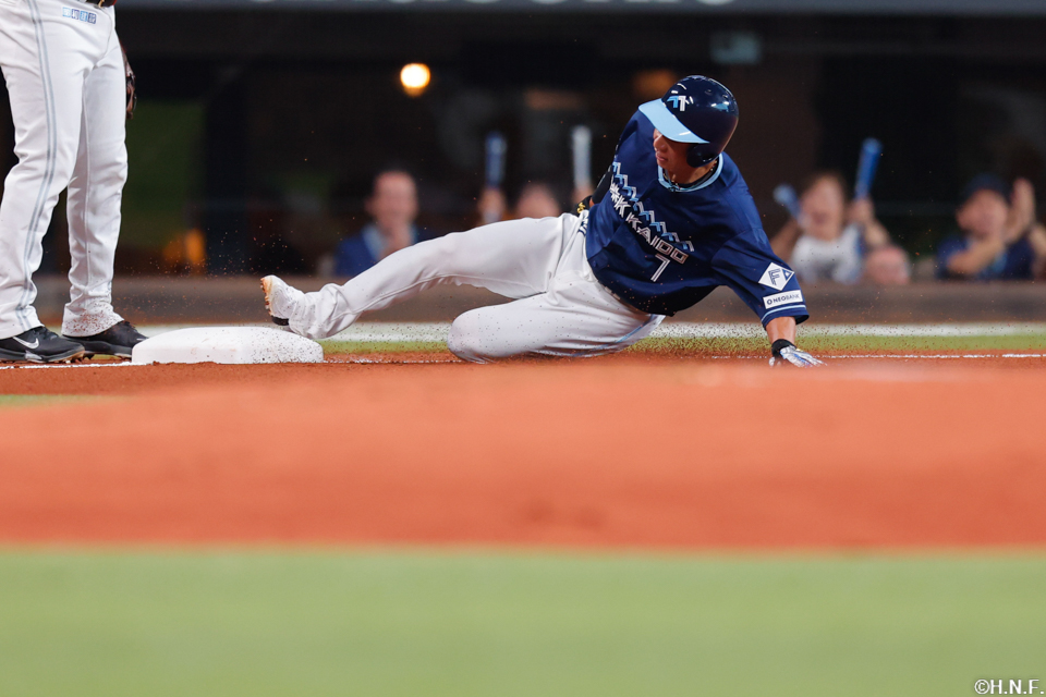 1回裏、清宮選手のヒットで3塁に進む松本剛選手