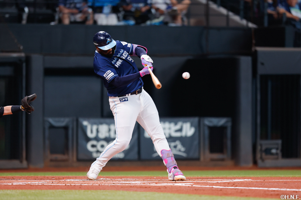 1回裏、同点の適時打を放つレイエス選手01